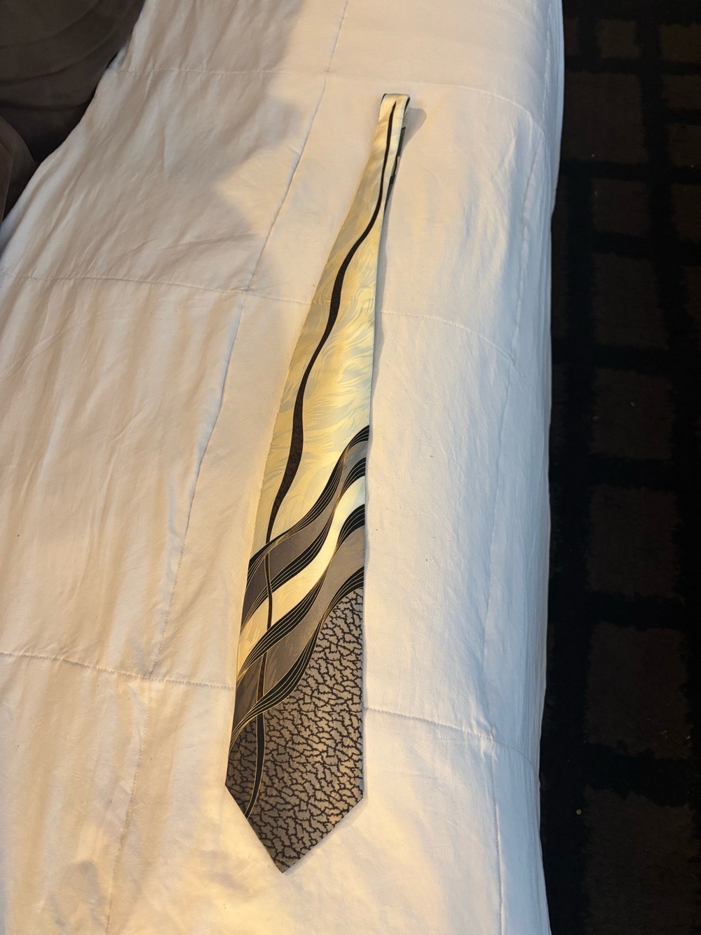 Silk Wave-Pattern Men's Tie in Ivory and Black